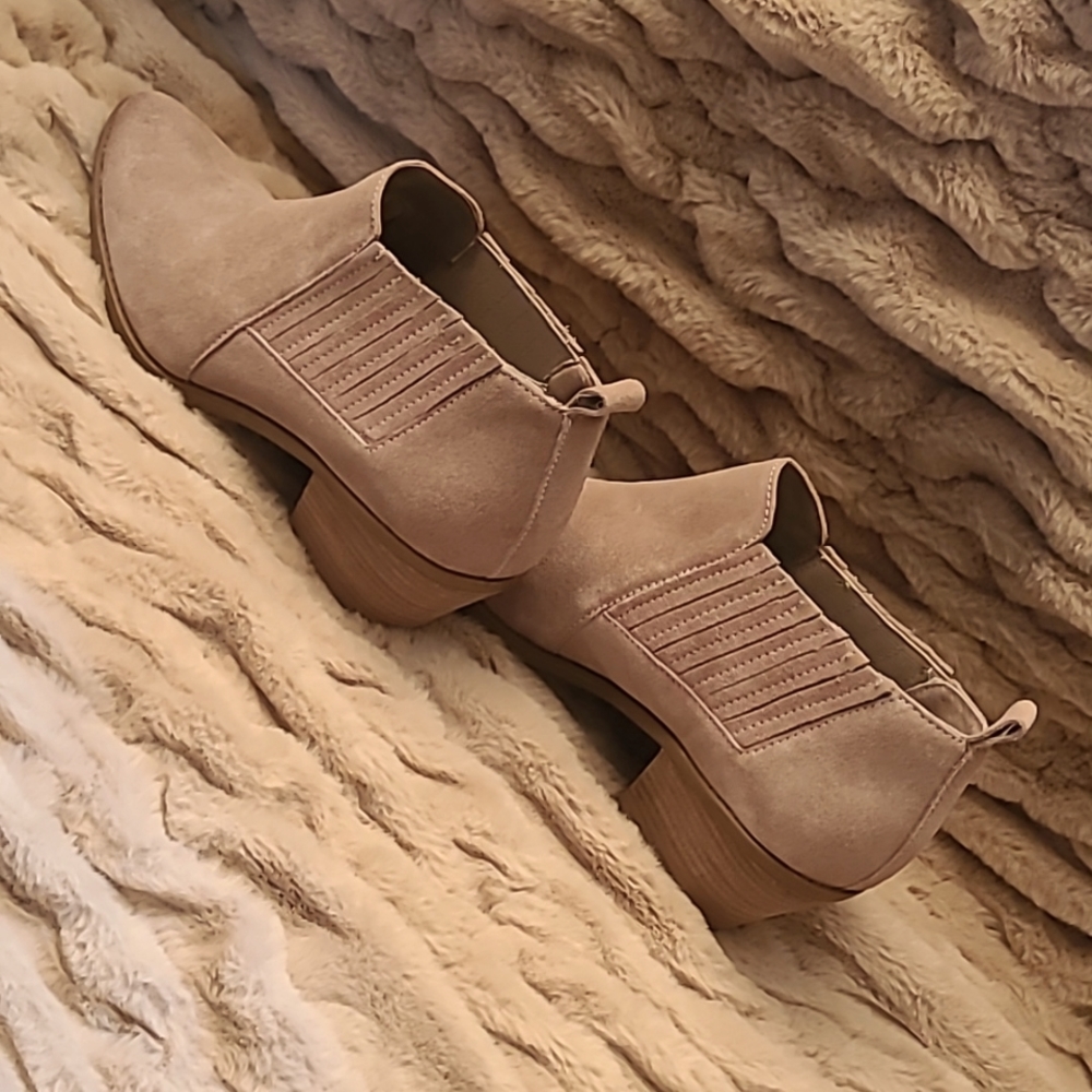 NEW Dolce Vita suede ankle boot in dark taupe suede.